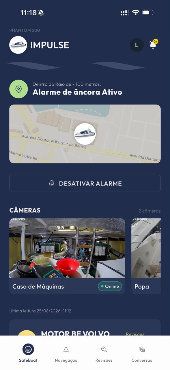 Tela real do aplicativo SAFEBOAT: duas câmeras ao vivo — casa de máquinas online e popa — com alarme de âncora ativo